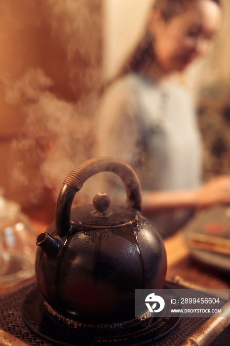 青年女人泡茶