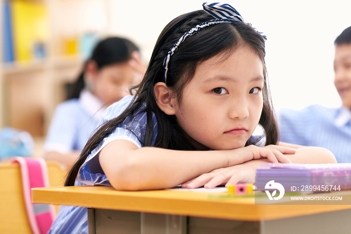 小学女生在教室里