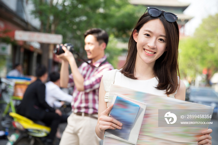 青年女人拿着地图旅行