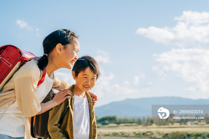 男の子を慰める小学生