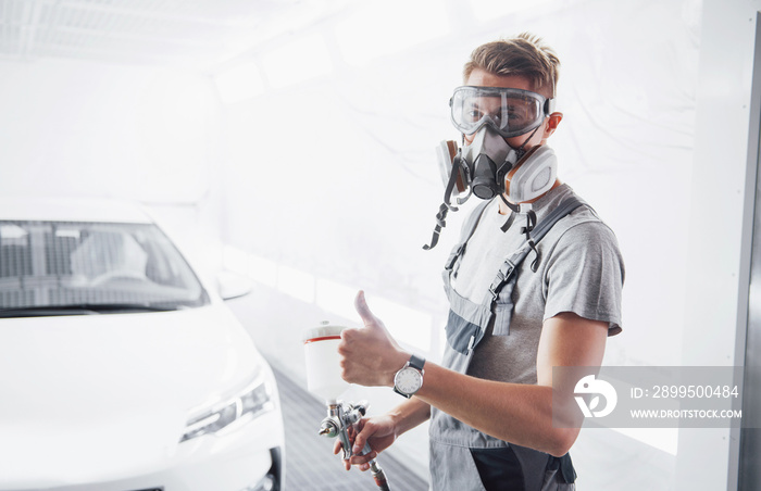 The procedure of painting a car in the service center.