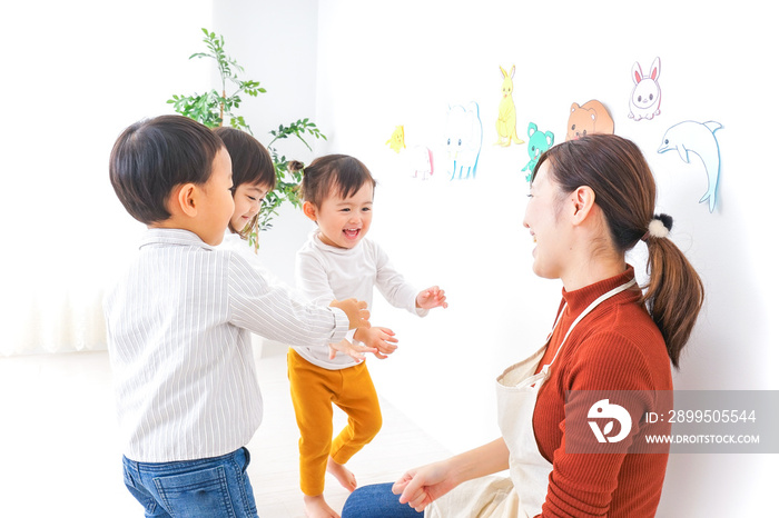 こども園・保育園・幼稚園で遊ぶ子供と先生