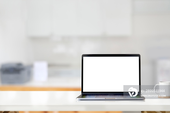 Mockup blank screen laptop on kitchen counter