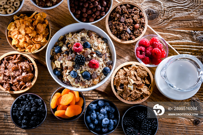 Breakfast cereal products and fresh fruits