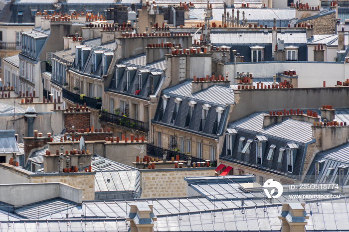 Vue aérienne de toits d’immeubles d’habitation parisiens : concept de marché immobilier, Paris, France