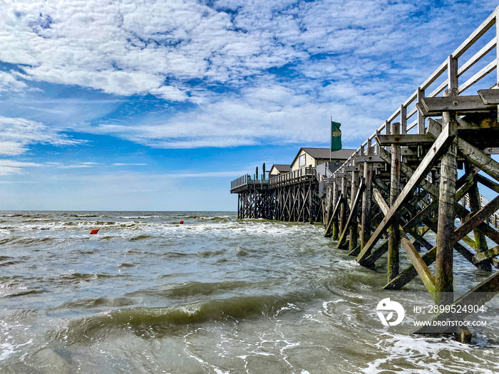 Pfahlbauten am Strand von St. Peter Ording