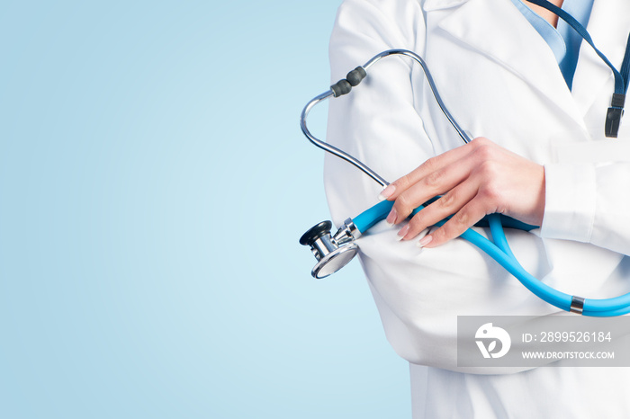 Female Doctor holding a stetoschope in her hands