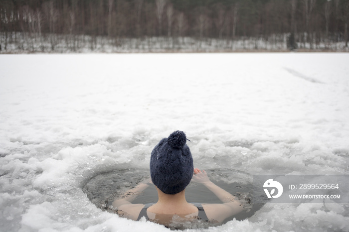 kąpiel w przeręblu przy minusowej temperaturze