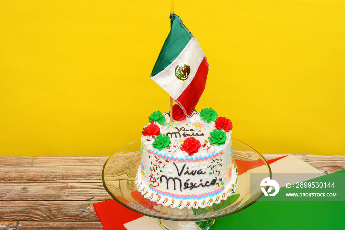 Pastel para celebrar el día de la independencia de México. Pastel con bandera de México.