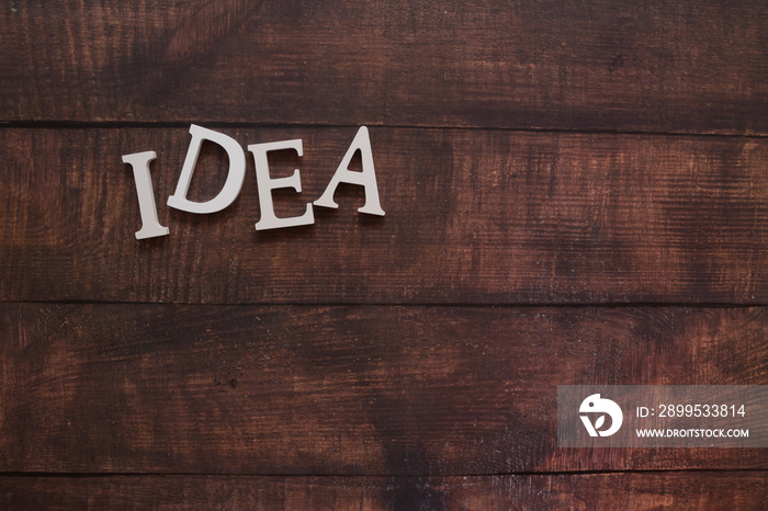 Letras desordenadas de la palabra idea en una mesa de madera