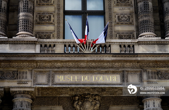 Entrée du Musée du Louvre.  Drapeaux tricolores. Paris.