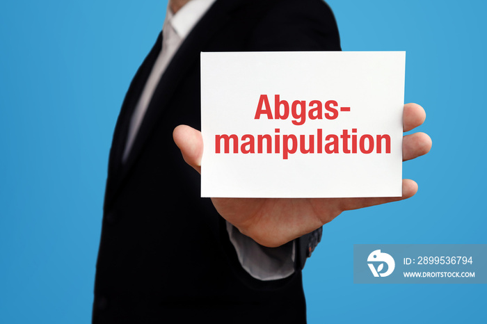 Abgasmanipulation. Geschäftsmann (Mann) zeigt Karte. Hand hält Schild mit Text. Symbol für Business, Finanzen, Statistik, Analyse, Wirtschaft