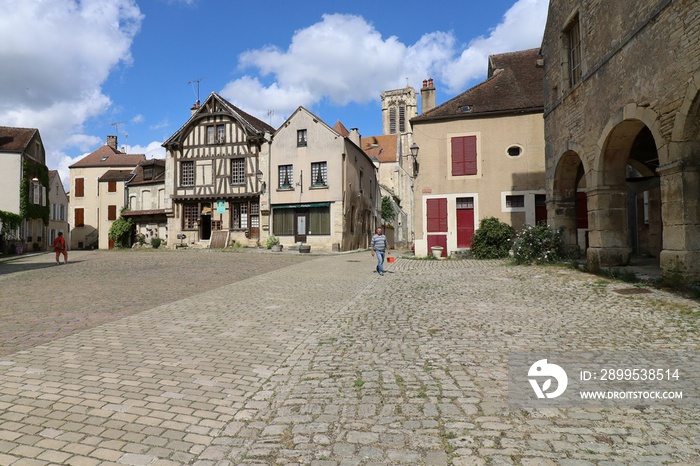 La place du marché au blé, village de Noyers sur Serein, département de l’Yonne, France