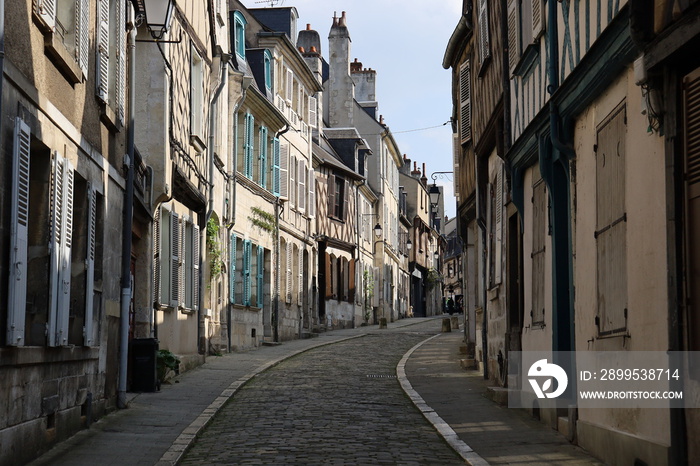 Vieille rue typique, ville de Bourges, département du Cher, France