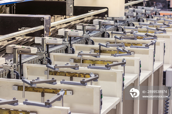 Paper sheet sorting machine in a printing press