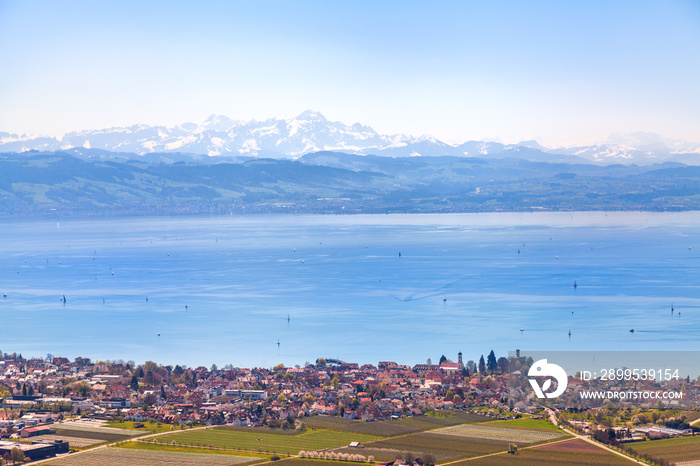 Bodensee mit schweizer Alpen bei Langenargen