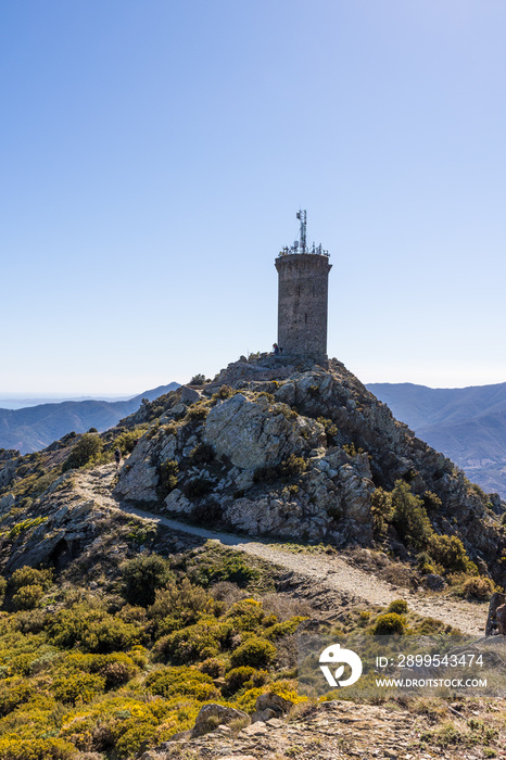 Vue sur la Tour Madeloc à 650 mètres de hauteur dans le massif des Albères (Occitanie, France)