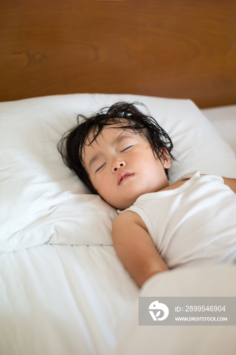 ベッドで眠る子供