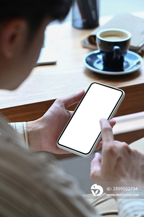 Man holding smart phone with empty screen.