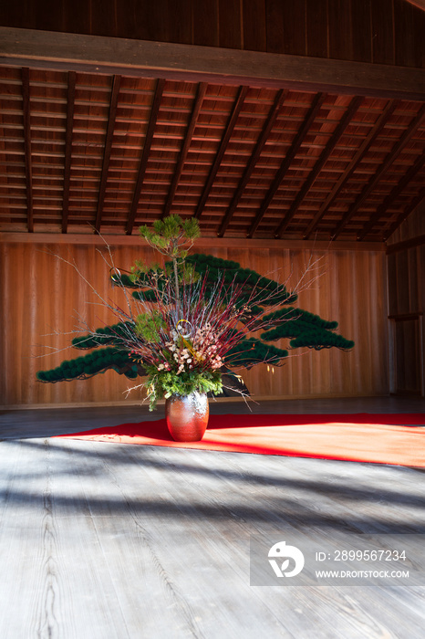 能舞台に飾られた初春を迎える生け花