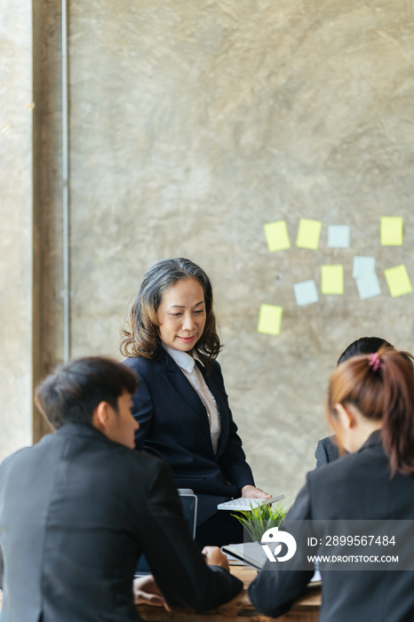 Smiling professional business coaches, leaders with a group of office workers, multicultural interns, employees, happy corporate employees, Asian business team concept.