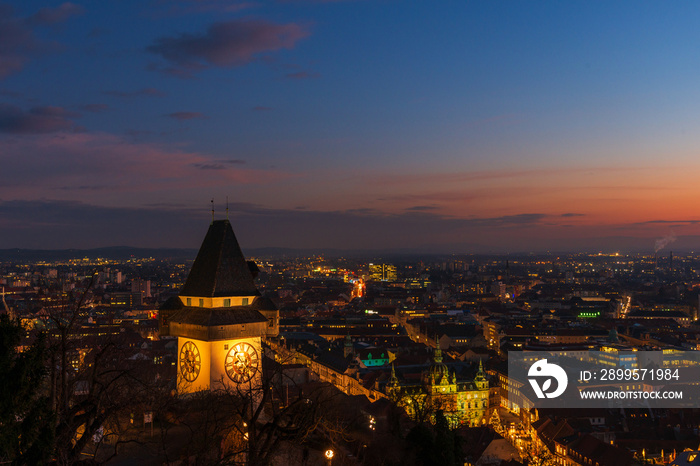 Der Uhrturm in Graz bei Nacht zur Weihnachtszeit, Landeshauptstadt der Steiermark, Österreich