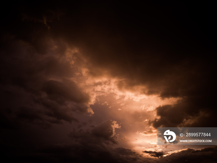 Österreich, Hörsching. Dunkle Wolken nach einem Gewitter am Himmel