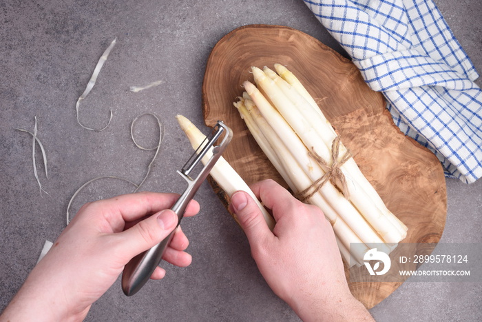 How to peel the asparagus