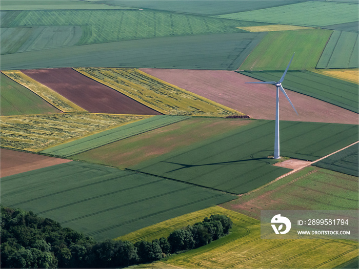 vue aérienne de champs colorés et d’une éolienne près de Luchy dans l’Oise en France