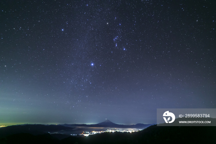 国師ヶ岳山頂から富士山と冬の星空