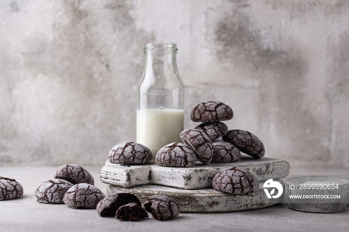 Chocolate crinkle cookies with cracked