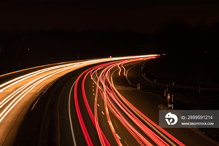 Langzeitbelichtung in der Nacht auf einer Autobahn in Deutschland
