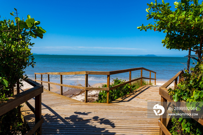 entrada de madeira praia de jurere florianópolis santa catarina brasil jurerê internacional