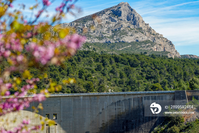 Barrage et lac réservoir en Provence