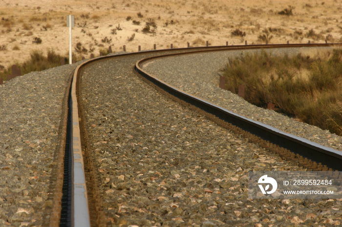 Tramo en curva de una vía de ferrocarril. Línea férrea Chinchilla-Cartagena, en Cieza (Murcia).