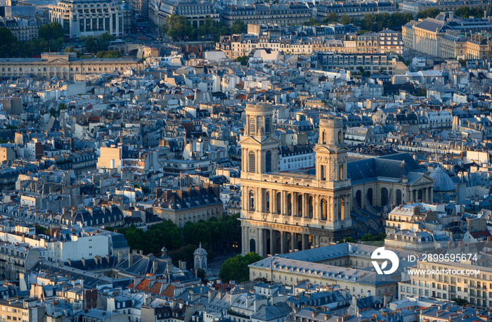 Vue aérienne de l ’église Saint Sulpice à Paris, soleil couchant