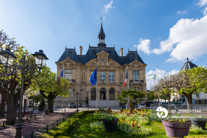 Vue extérieure du l’hôtel de ville de Suresnes, France. Suresnes est une ville du département des Hauts-de-Seine, située à l’ouest de Paris