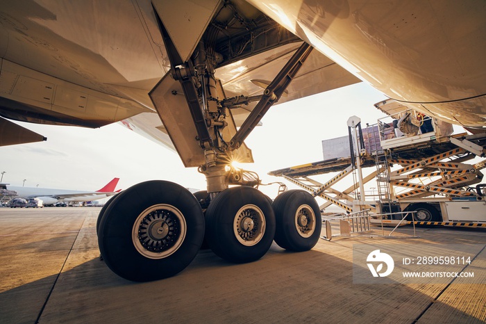 Loading of cargo containers to airplane