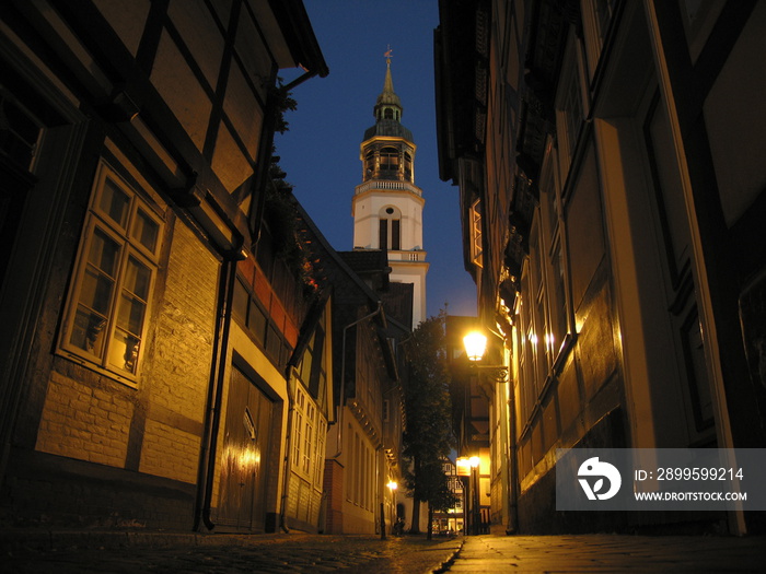 Celle bei Nacht: Kalandgasse und Kirchturm Stadtkirche