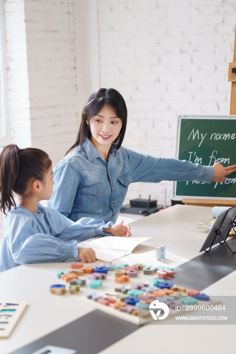 家教老师辅导小学生学习