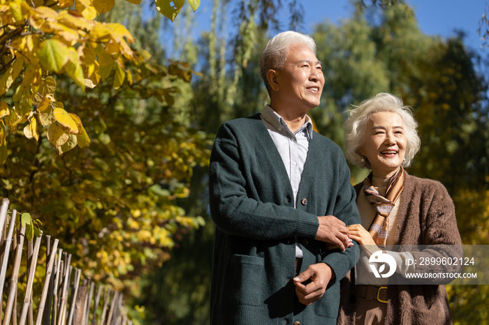 户外时尚的老年夫妇