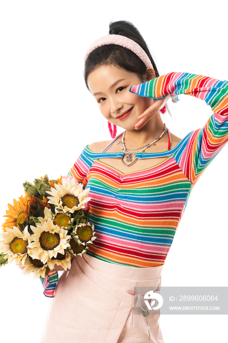 时尚个性的年轻女孩拿着向日葵