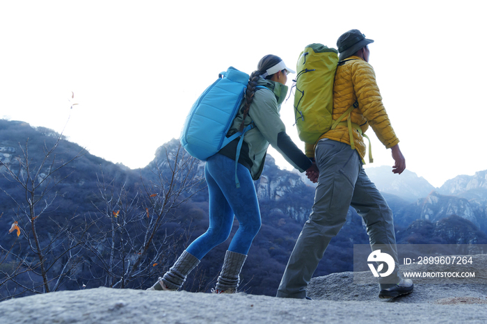 户外登山的青年伴侣