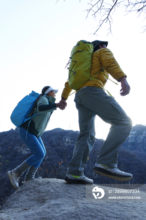 户外登山的青年伴侣