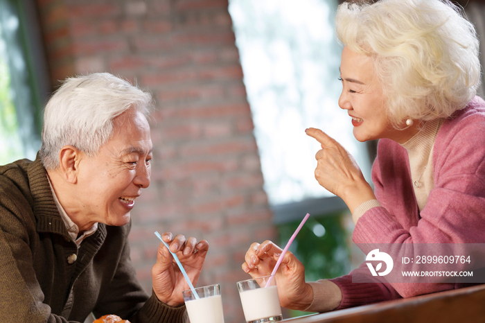 老年夫妇享用早餐