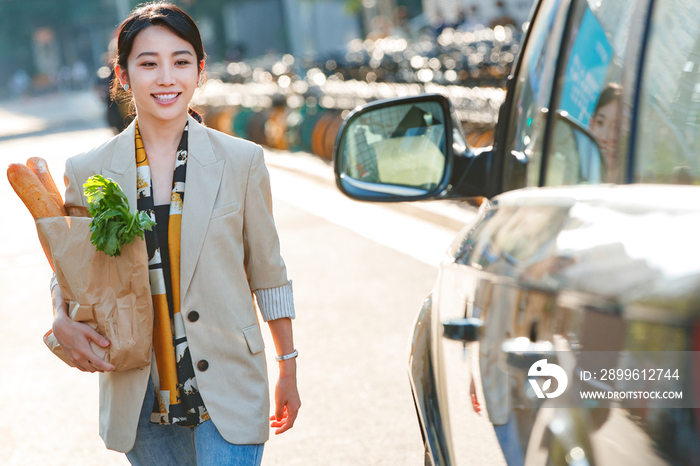 购物后的青年女人