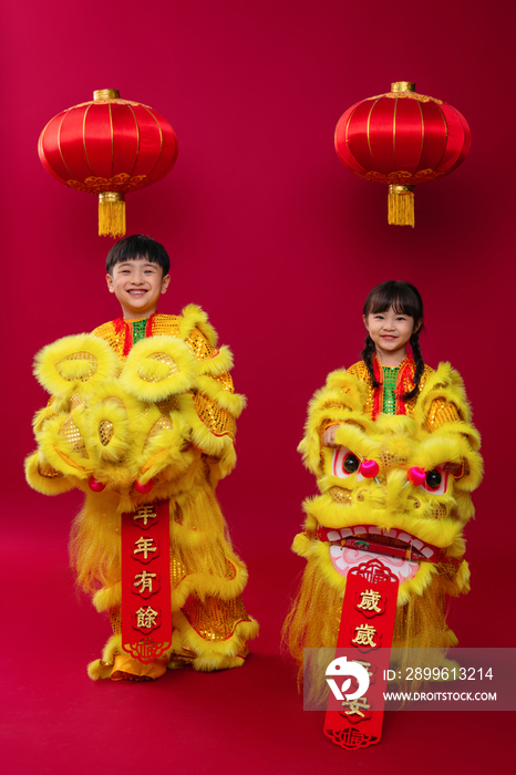 欢乐的男孩女孩舞狮庆祝新年