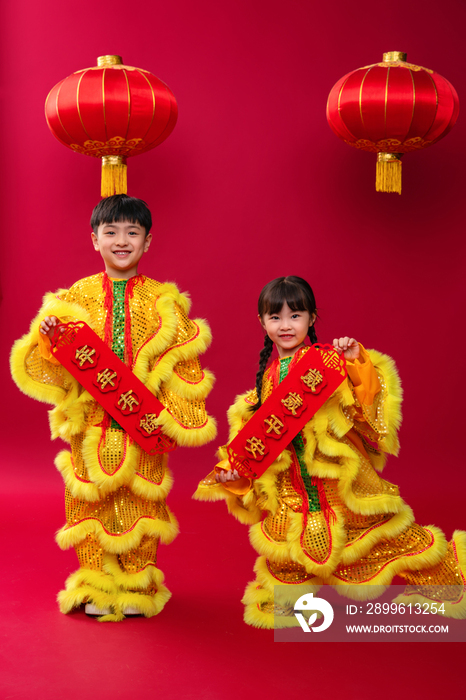 欢乐的男孩女孩舞狮庆祝新年