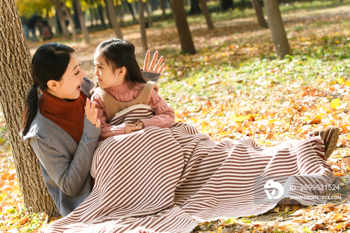 妈妈和女儿在户外玩耍