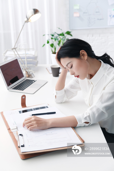 青年商务女人在办公